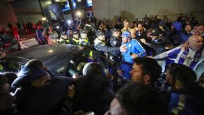 O momento em que o carro onde seguia Pinto da Costa foi 'engolido' por membros dos Super Dragões