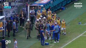 Caos no Bahia-Grémio: Diego Costa é expulso e treinador manda toda a gente do banco para o balneário