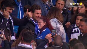 Villas-Boas 'engolido' nas bancadas do Dragão: uma adepta até chorou abraçada ao novo presidente