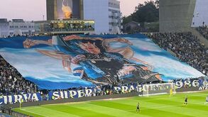 Dragão uniu-se no tributo a Pinto da Costa: houve tarjas, cânticos e aplausos