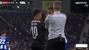 Edwards embrulhou-se com Galeno e foi expulso por agressão apenas 4 minutos depois de entrar