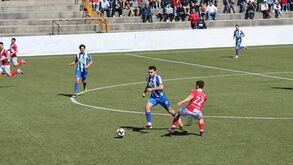 Houve de tudo no Pedras Salgadas-Régua: assistente vem da bancada, jogo é retomado após o apito final... e há golo logo depois