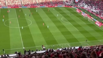 Jogo do Benfica acabou com invasão de campo - Vídeos - Jornal Record