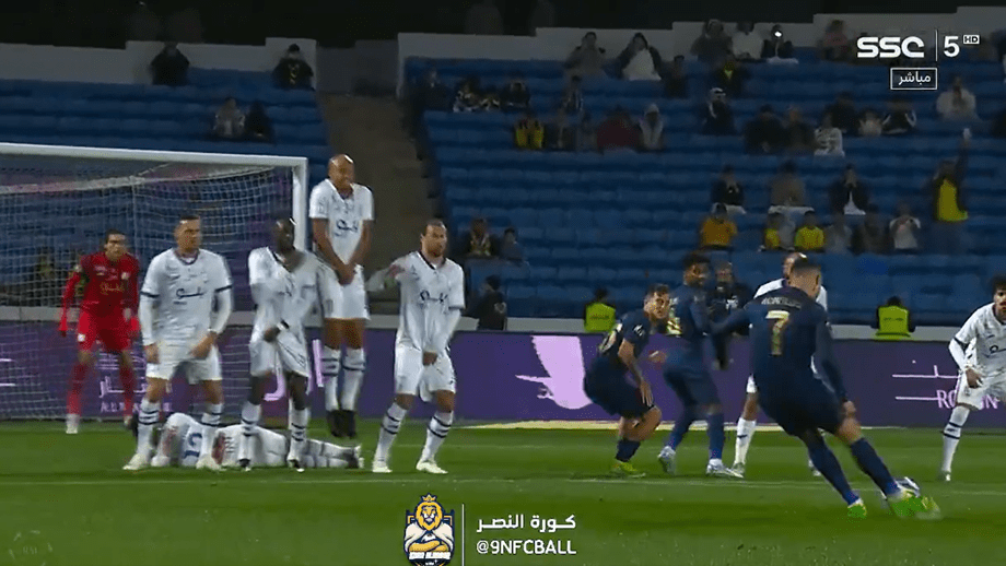 Cristiano Ronaldo Bisa Frente Ao Abha Com Um Grande Golo De Livre