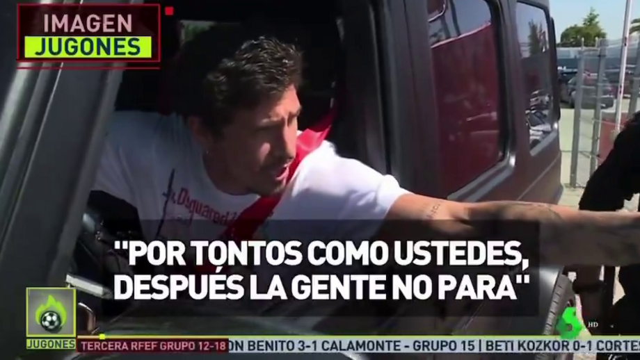 Defesa do Atlético Madrid preparava-se para entrar no centro de treinos do clube quando parou para tirar fotos com alegados fãs