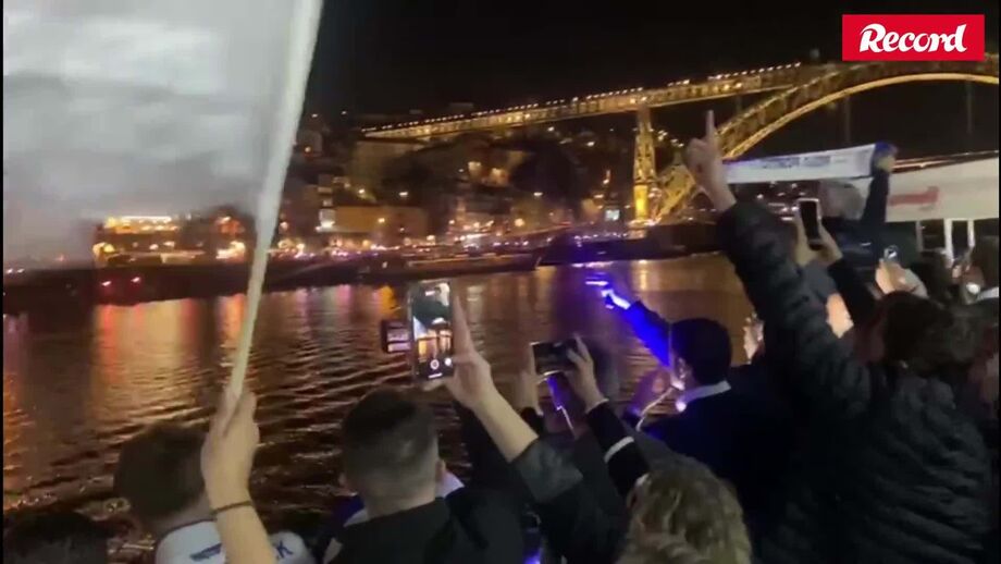 Centenas de apoiantes do atual presidente presentes nas margens do Rio Douro