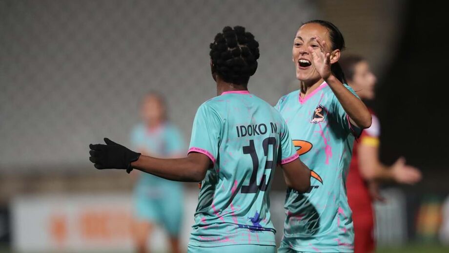 Dulce Quintana festeja com Idoko, autora de 2 golos no jogo com o Sp. Braga