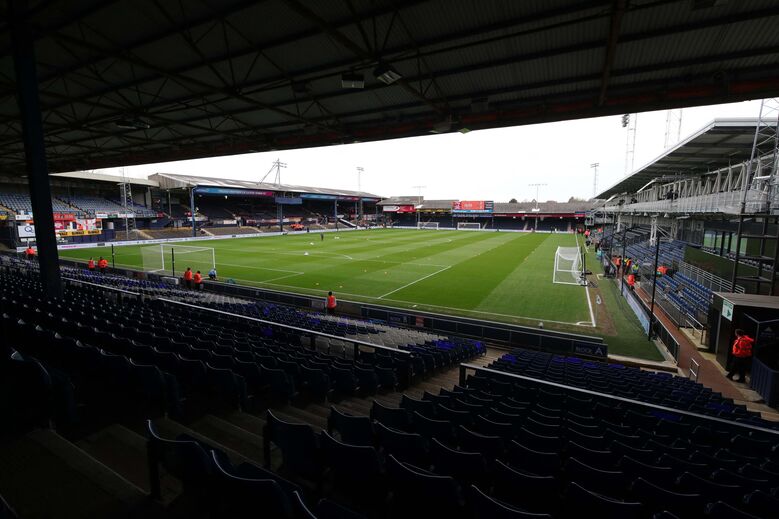 100. Kenilworth Road (Luton, Inglaterra), 10,356 espectadores