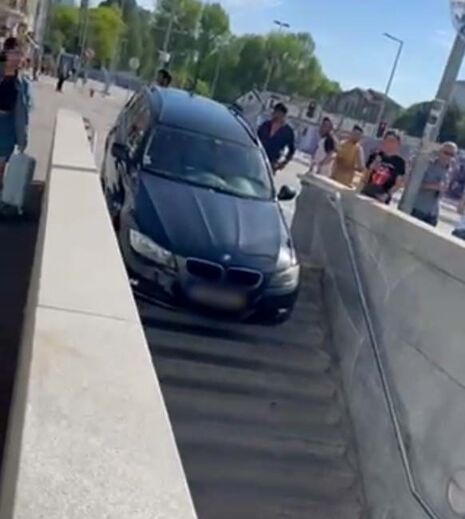 Carro nas escadas do metro da Casa da Música no Porto