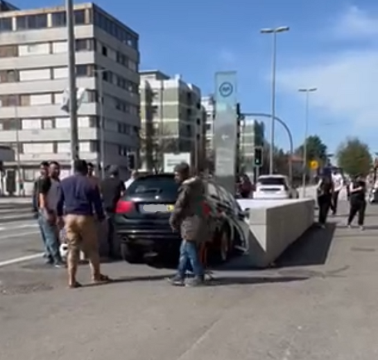 Carro nas escadas do metro da Casa da Música no Porto