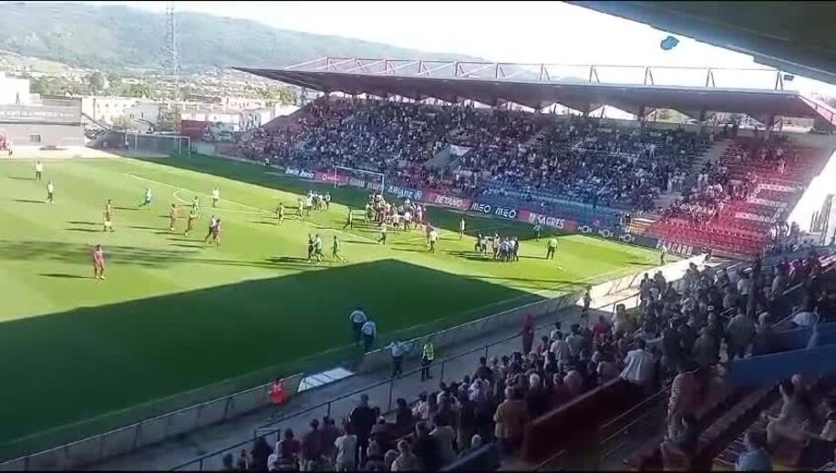 Violência no Chaves-Estoril: invasão teve origem em confronto entre Marcelo Carné e apanha-bolas
