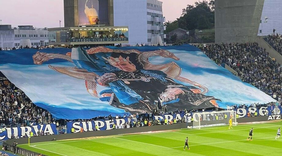 Dragão uniu-se no tributo a Pinto da Costa: houve tarjas, cânticos e aplausos