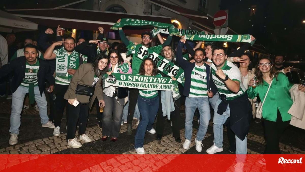 Coimbra festeja título do Sporting na Praça da República sem medo da chuva