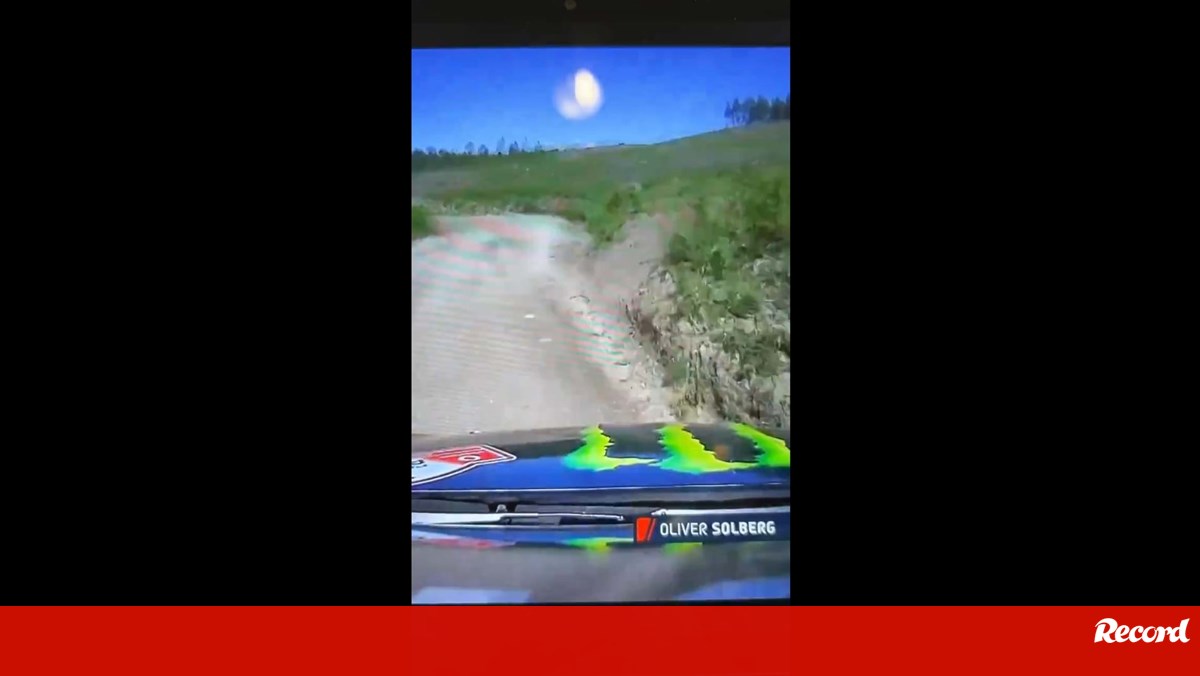 O momento do aparatoso acidente de Oliver Solberg no Rali de Portugal: carro do sueco capotou