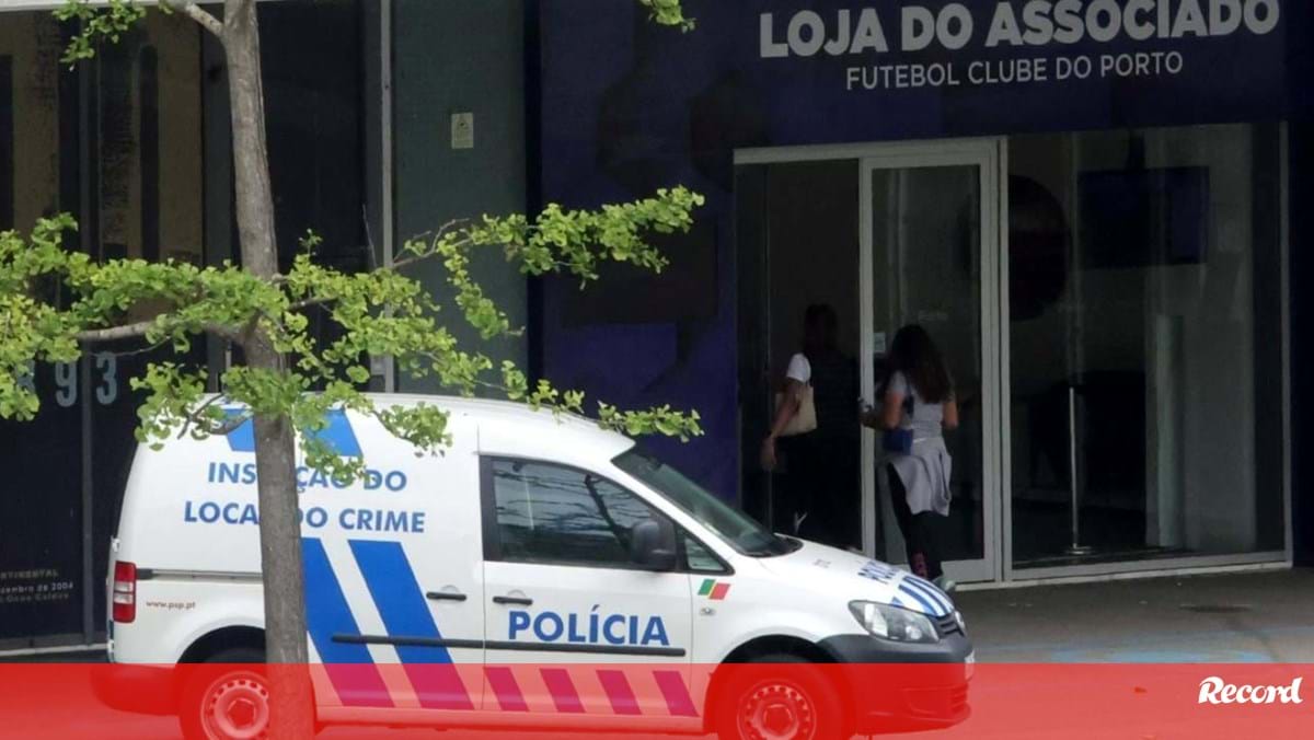 Como a filha de Madureira vende bilhetes no Dragão com a bisavó ao lado: vigilância da PSP apanha todo o processo