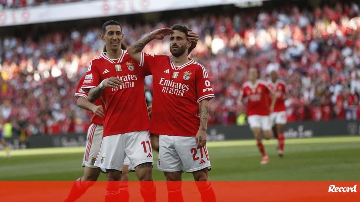 Rafa bisou no Benfica-Arouca e celebrou à Pizzi