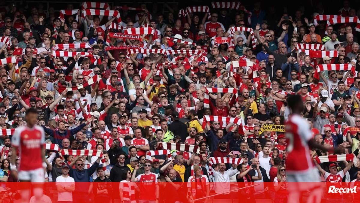 Adeptos do Arsenal lançam fogo de artifício para incomodar Man. City... mas plano saiu furado