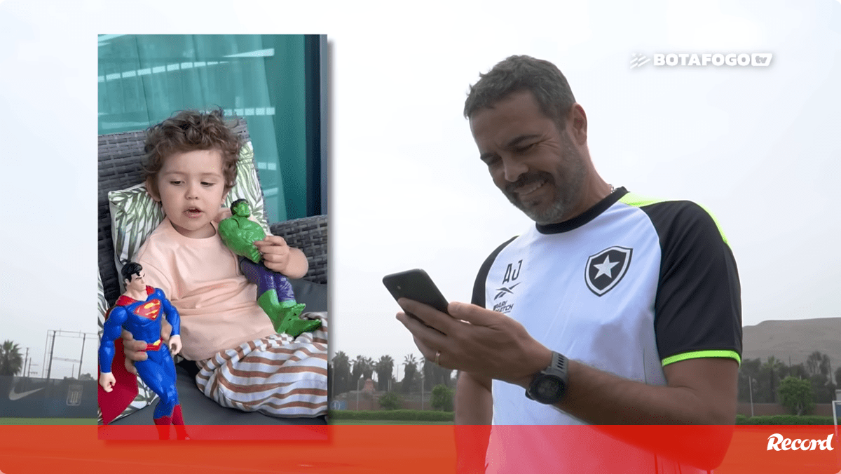 A emoção de Artur Jorge ao ser surpreendido pelo Botafogo com vídeo do neto