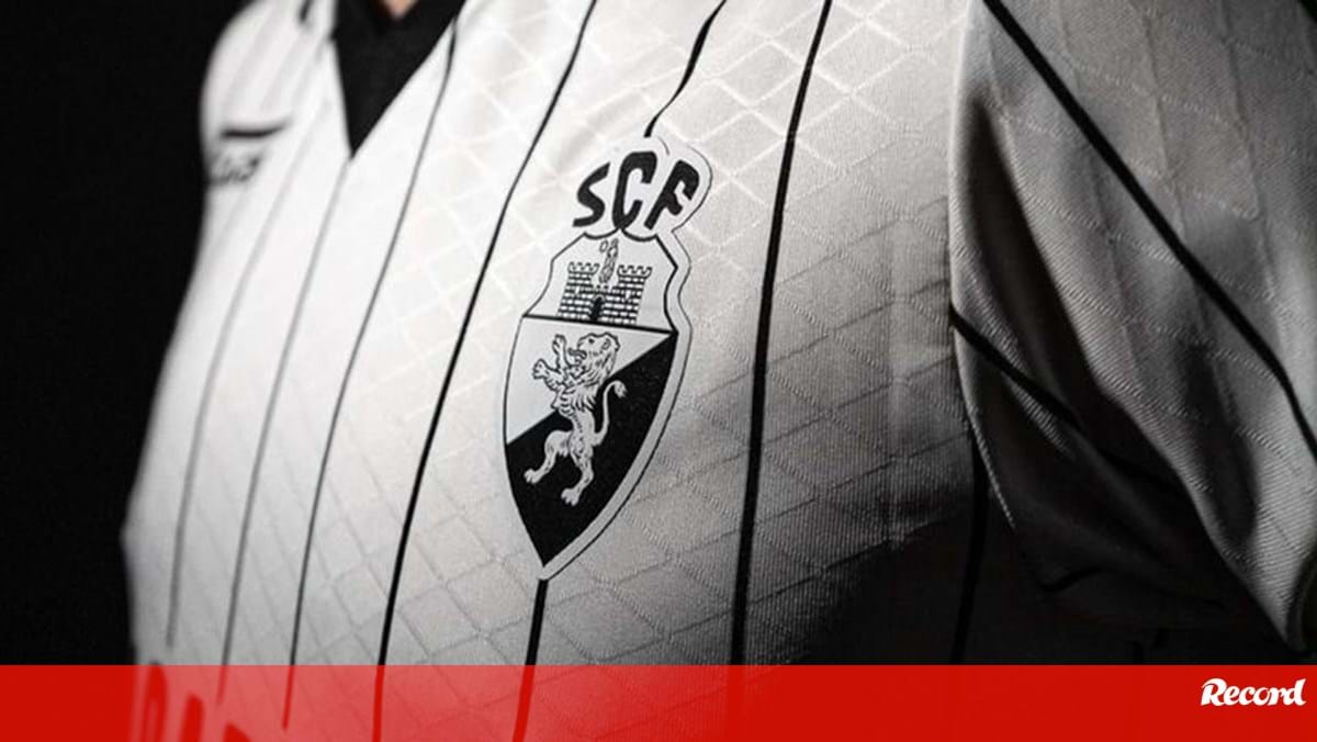 Equipamento do Farense para 2024/25 inspira-se nos anos 80