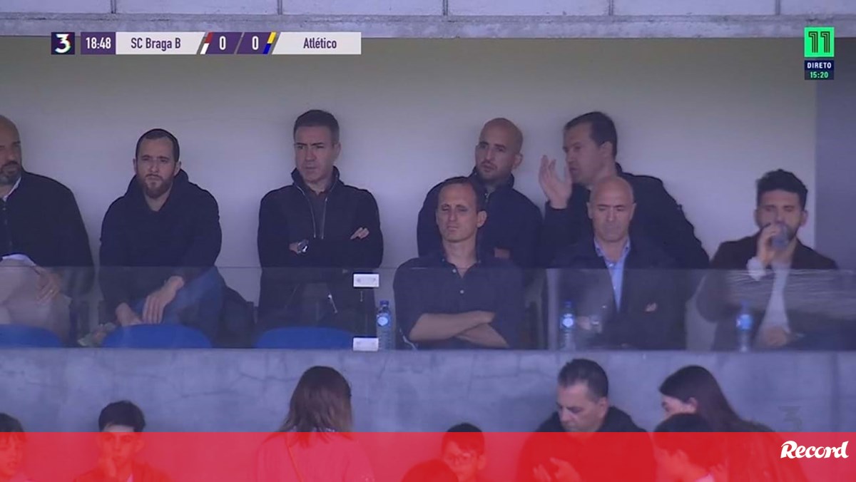 Daniel Sousa ao lado de António Salvador a ver o jogo do Sp. Braga B