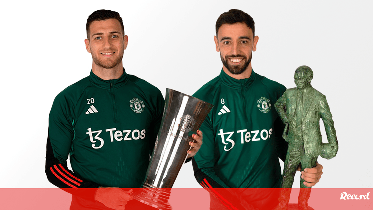 Dalot e Bruno Fernandes recebem prémios individuais no Manchester United