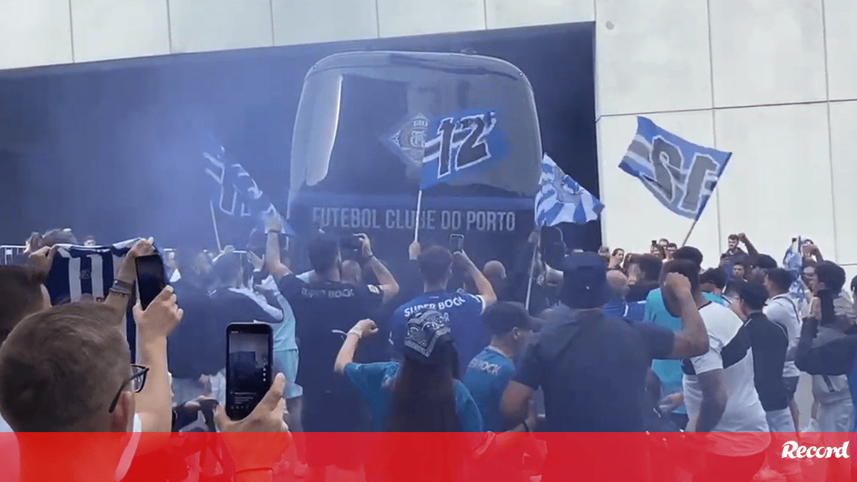 Centenas de adeptos junto ao Estádio do Dragão na partida do FC Porto para Lisboa