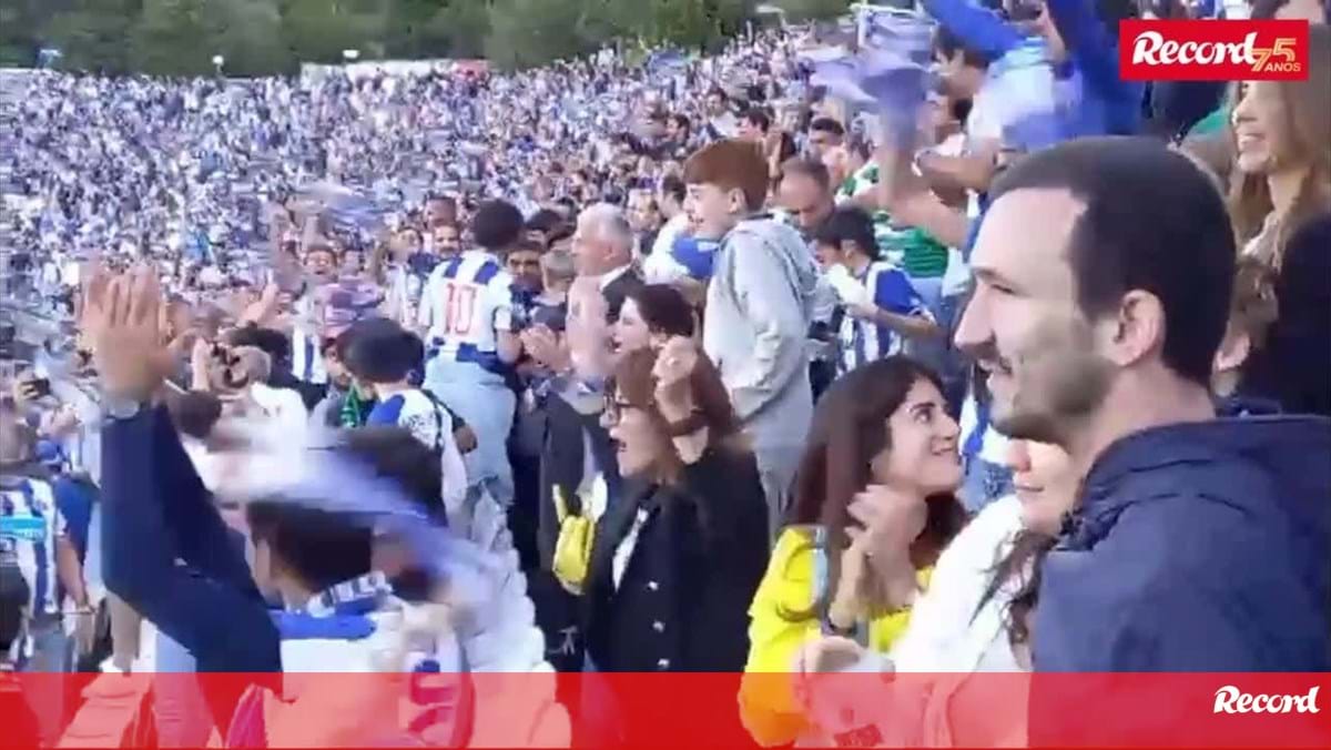 Jorge Costa e Zubizarreta festejam no meio dos adeptos do FC Porto