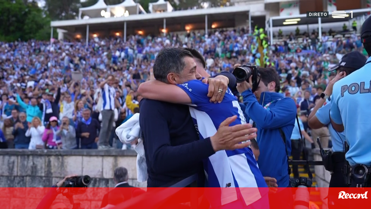 Sérgio Conceição e filho agarrados e em lágrimas após a conquista da Taça de Portugal