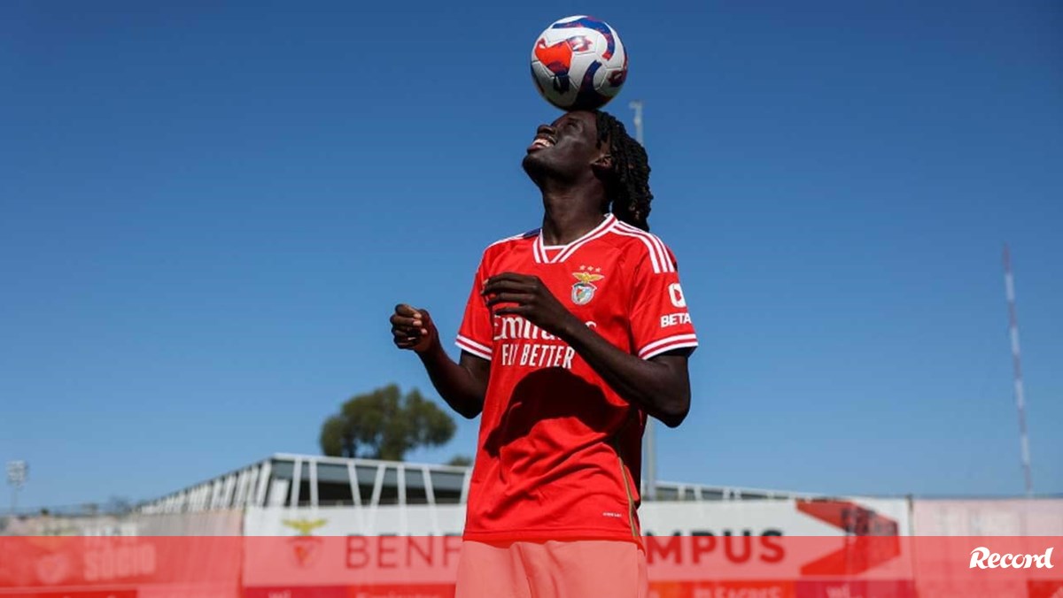 Benfica contrata médio do Amora: «Sei que estou no maior clube de Portugal»