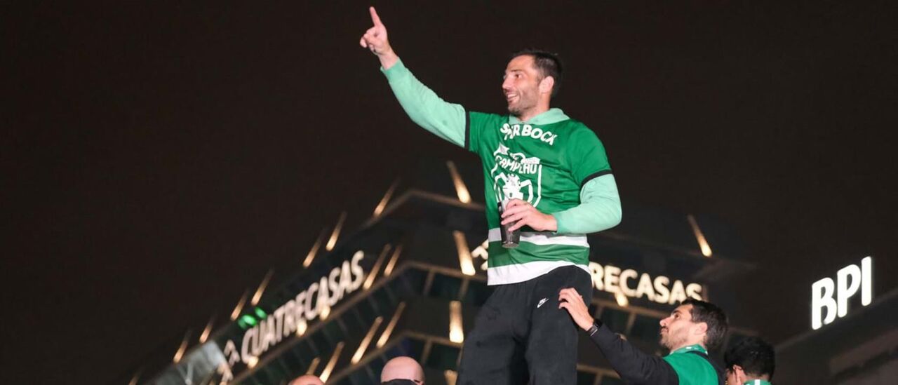 Espanhol foi um dos leões mais festivos durante o desfile do campeão nacional