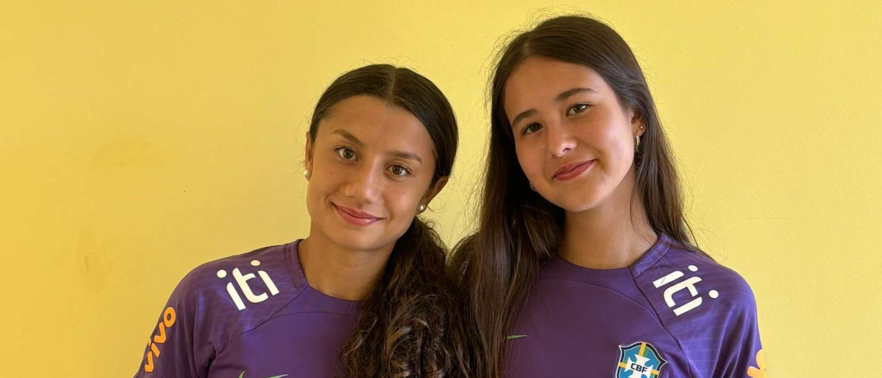 Noemi Scheinkman (à direita) juntamente com uma companheira de seleção