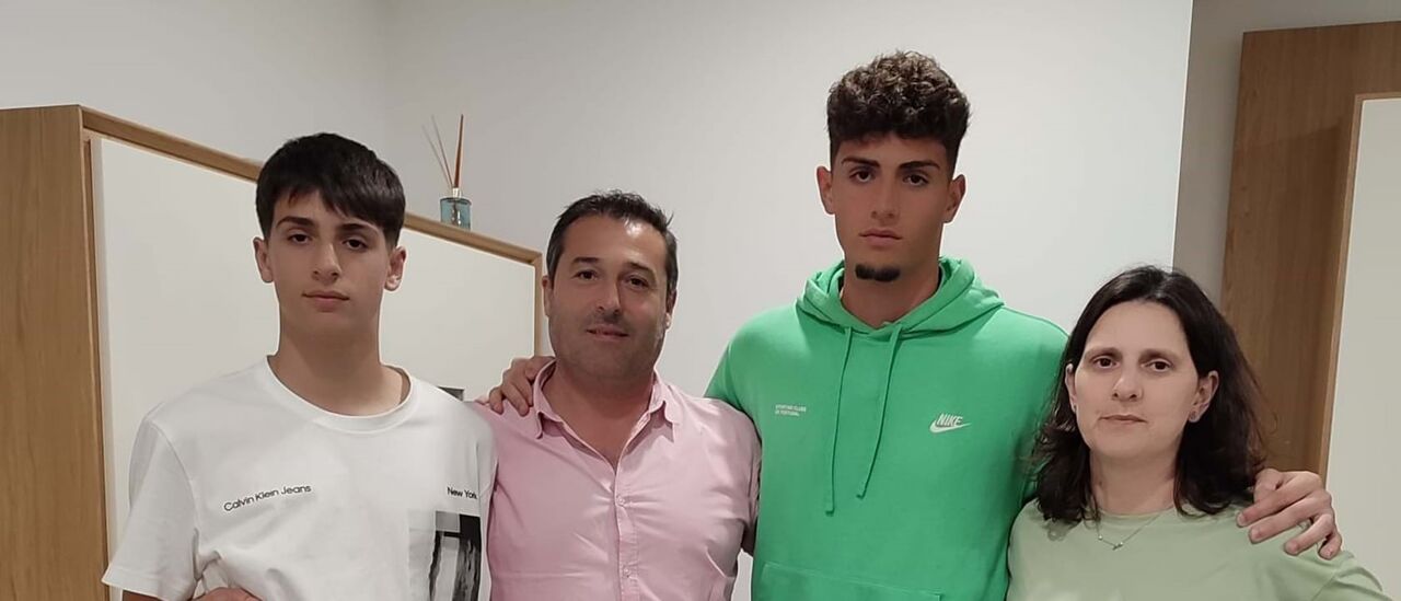 Diogo ao lado do irmão Gonçalo e dos pais Carlos e Sofia. No final do jogo recebeu um abraço de Rúben Amorim