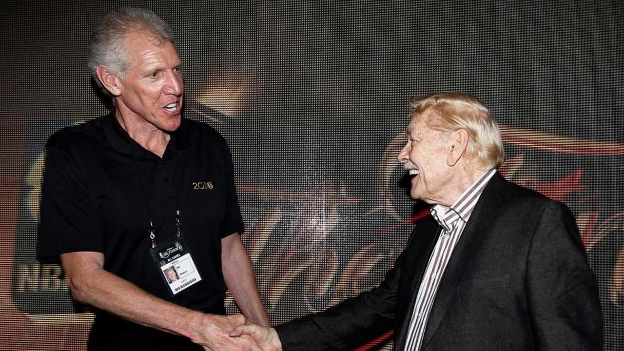 Bill Walton (à esquerda) com Jerry Buss, em 2010