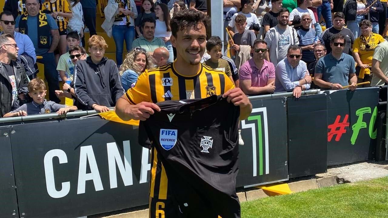 Médio do Lus. Lourosa posa com a camisola que recebeu logo após o abraço