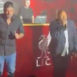 Klopp como nunca viu: treinador salta para o palco e mostra como se dança na festa do Liverpool