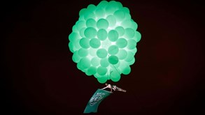 Mulher num balão de ar quente verde sobrevoa Marquês com bandeira do Sporting