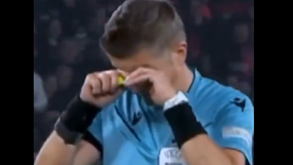 Árbitro do PSG-B. Dortmund desata a chorar no final do jogo da Champions