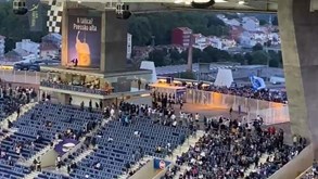 FC Porto-Boavista: Super Dragões cantam fora do estádio e restantes adeptos reagem desta forma