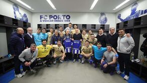 Equipa de hóquei em patins do FC Porto oferece camisola autografada a Pinto da Costa