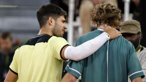 Andrey Rublev afasta Carlos Alcaraz em Madrid impedindo-o de fazer o 'tri'