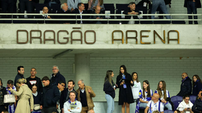 Villas-Boas e Pinto da Costa no Dragão Arena separados por um varandim