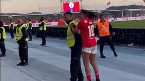 Kika Nazareth faz a festa com segurança no Restelo: «É do Benfica!»