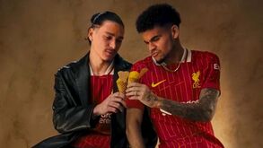 Liverpool divulga equipamento principal para 2024/25: Darwin e Luis Díaz em destaque