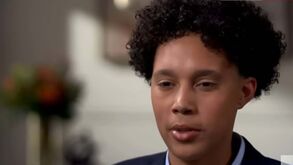 Colchão com sangue, aranhas no teto, sem papel higiénico e dentífrico estragado: Brittney Griner recorda prisão russa