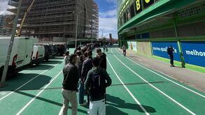 Longas filas em Alvalade por lugar especial: adeptos chegaram a dar meia volta ao estádio