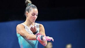 Filipa Martins na final de paralelas assimétricas do Europeu de ginástica