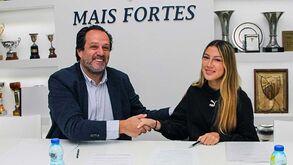 Erica Parkinson assina contrato profissional com o Valadares aos 16 anos 
