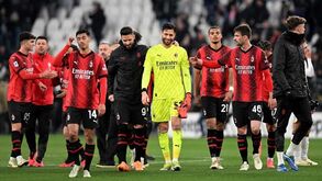 Claque do Milan em protesto 