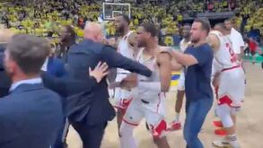 Caos na Euroliga: adeptos do Fenerbahçe invadem campo após derrota e tentam agredir jogadores do Monaco