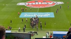Surreal: jogadores de Hamburgo e St. Pauli 'pegados' no relvado... antes do apito inicial